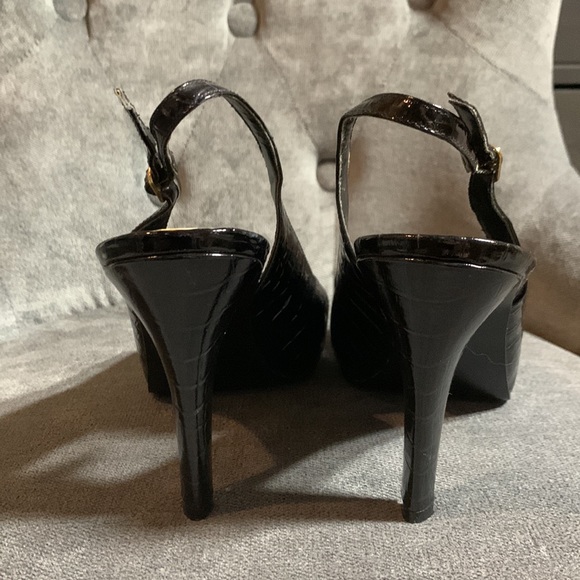 Ralph Lauren black patent leather sandals. Size 9. - Picture 4 of 6